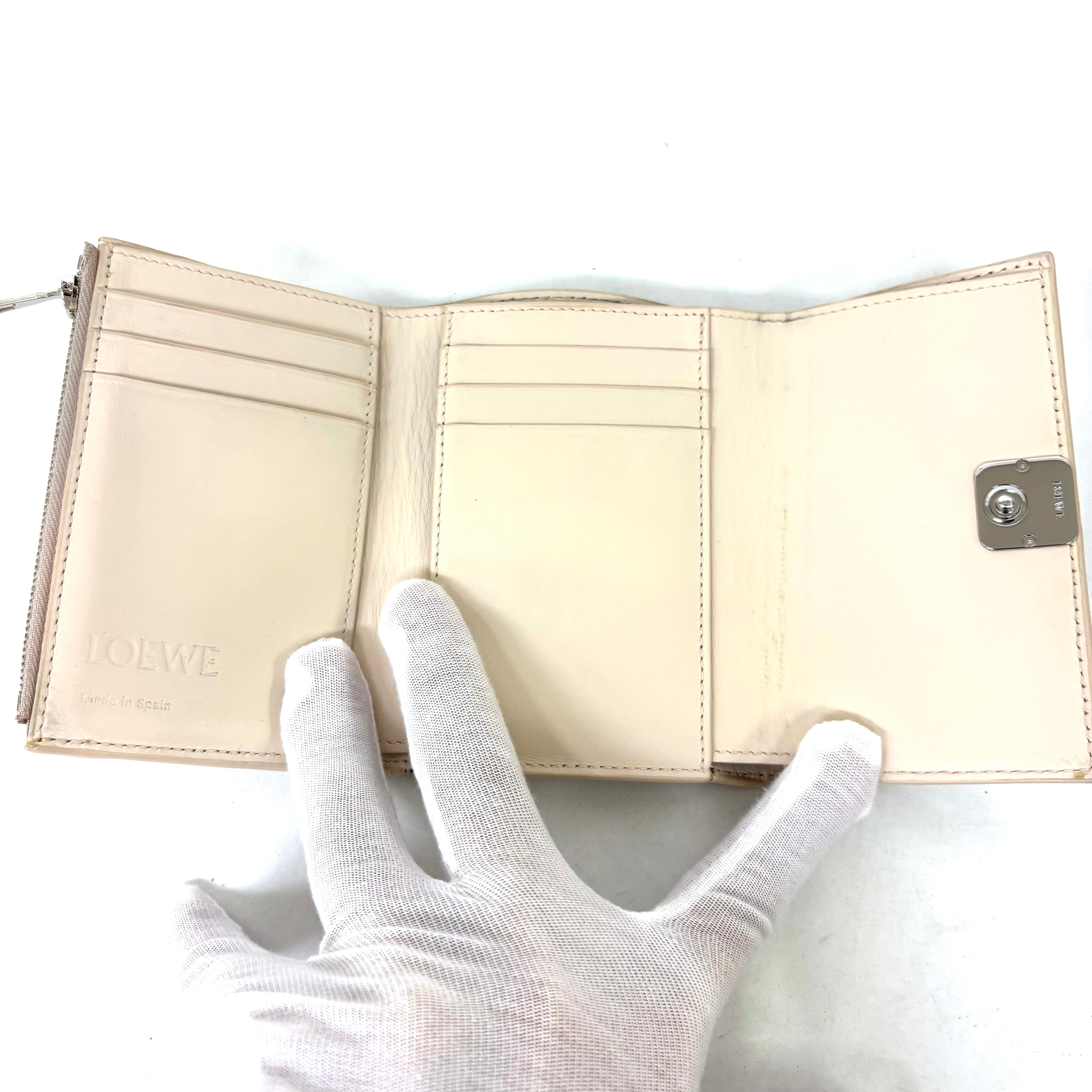 LOEWEバーティカルウォレット スモール ペブルグレインドカーフ ライトゴースト image 7