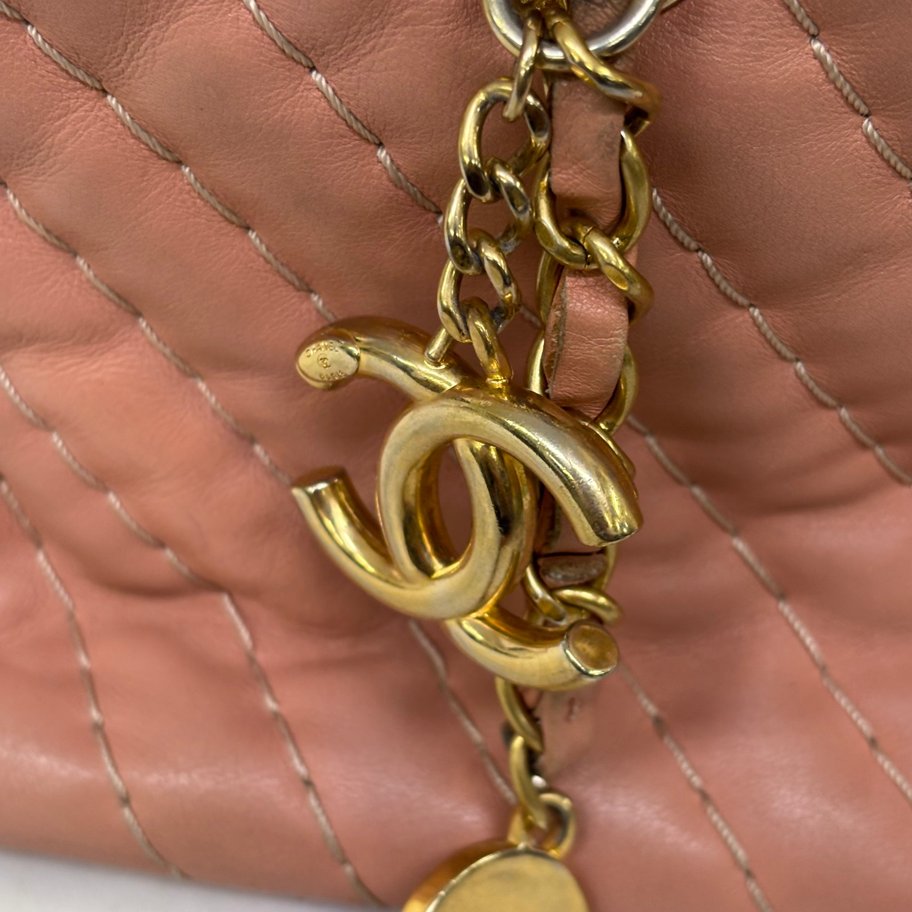 CHANELシェブロンラムチェーントート シール 16番 image 10