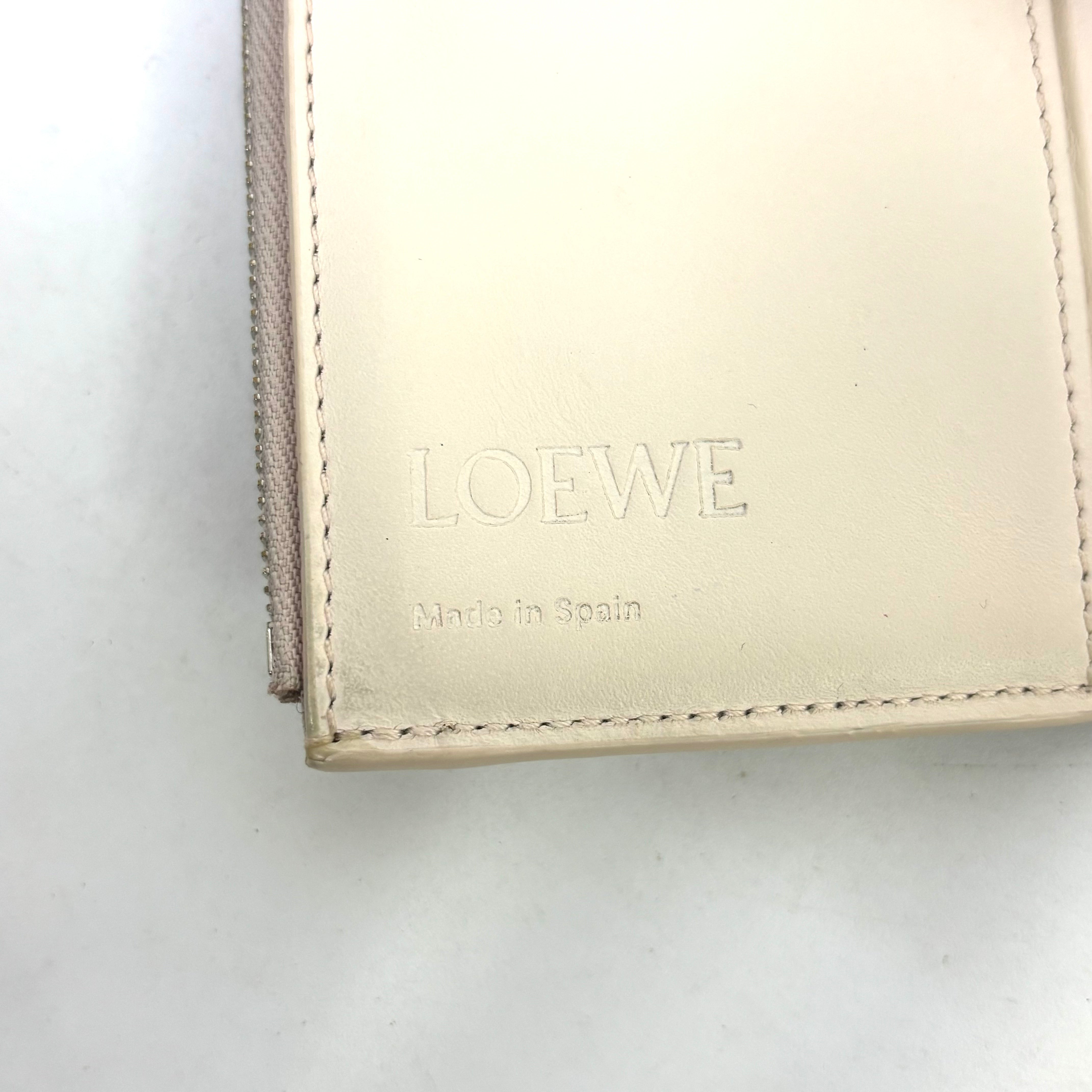 ＬＯＥＷＥバーティカルウォレット スモール ペブルグレインドカーフ ライトゴースト  image 9