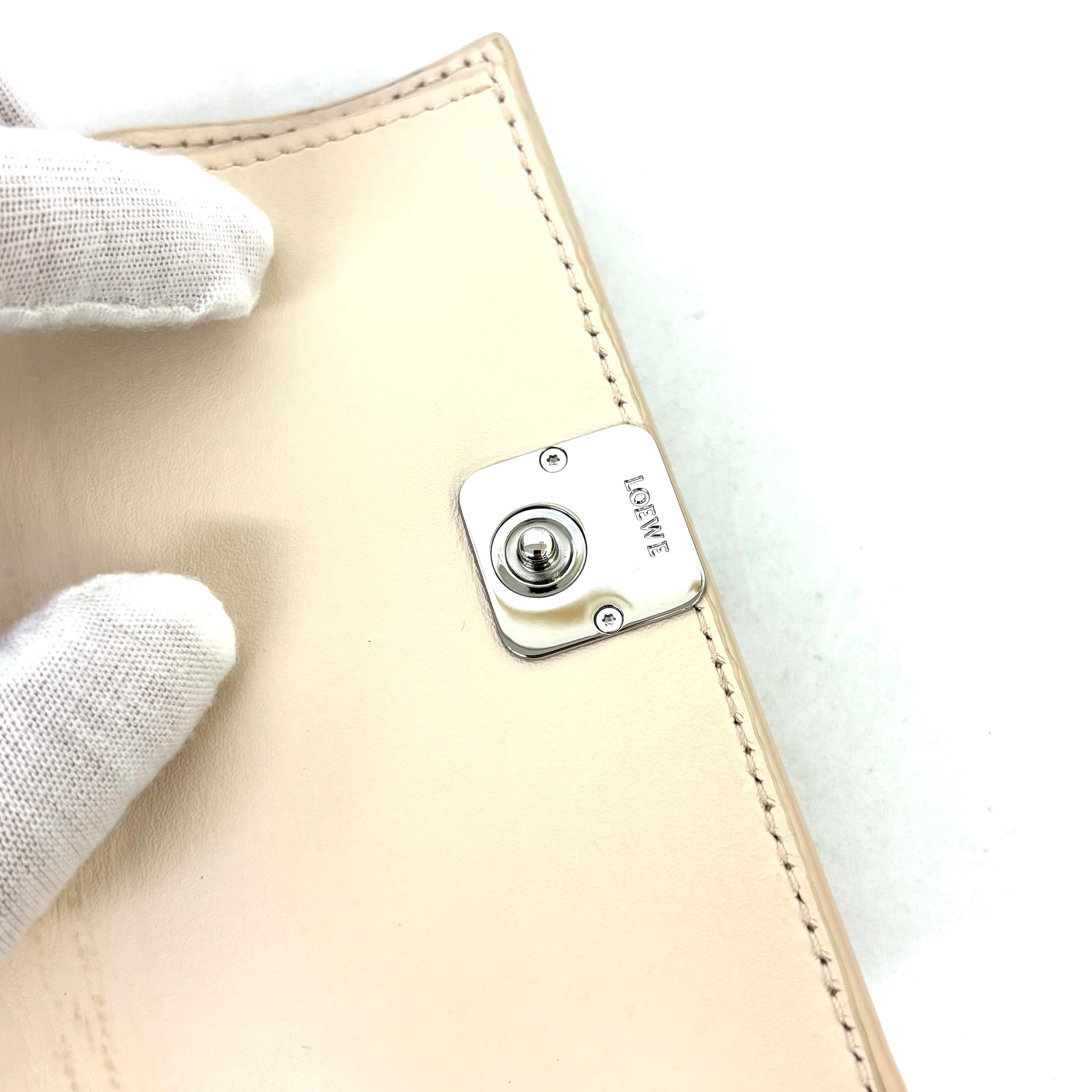 ＬＯＥＷＥバーティカルウォレット スモール ペブルグレインドカーフ ライトゴースト  image 10