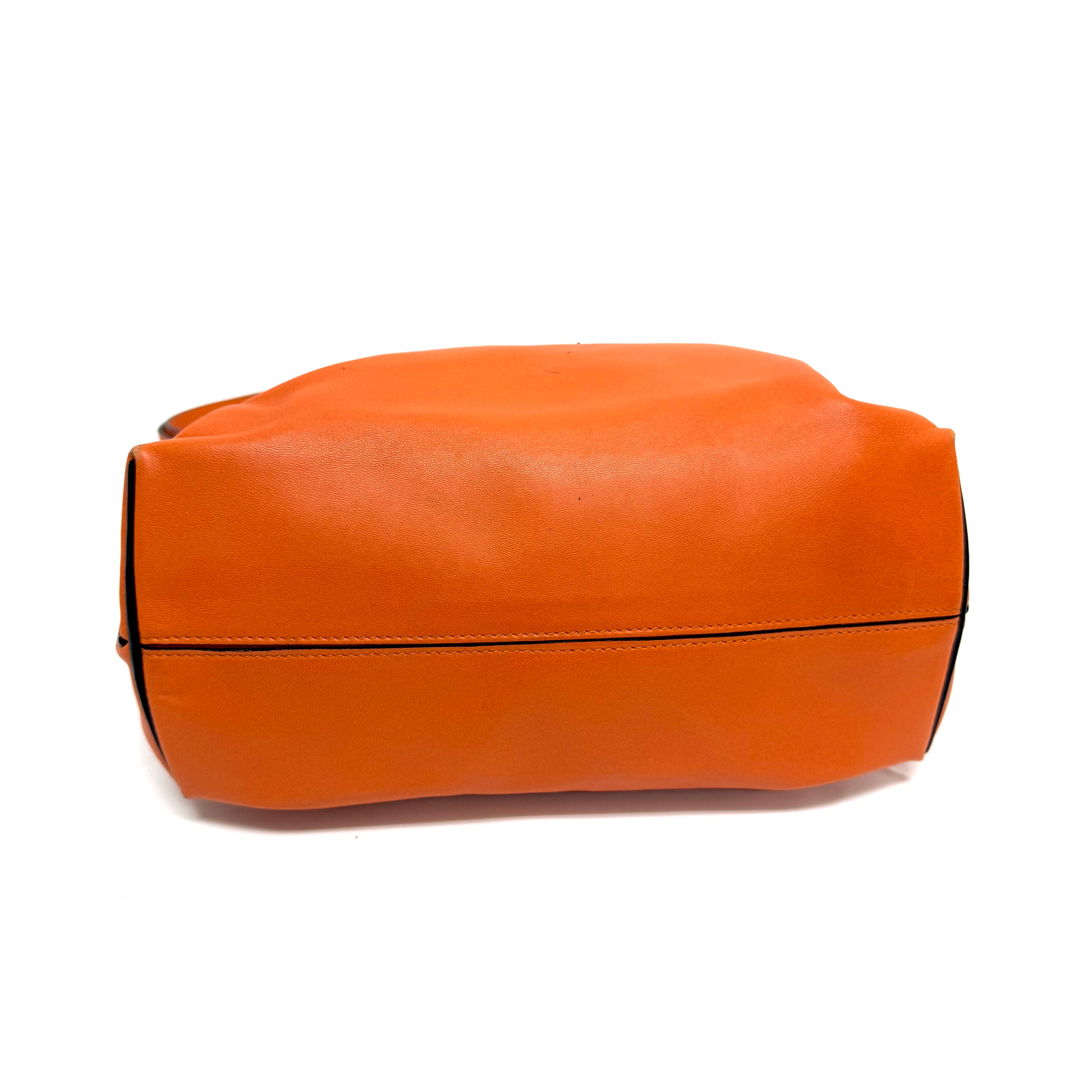 ＬＯＥＷＥ  レザー　ショルダーバッグ image 3